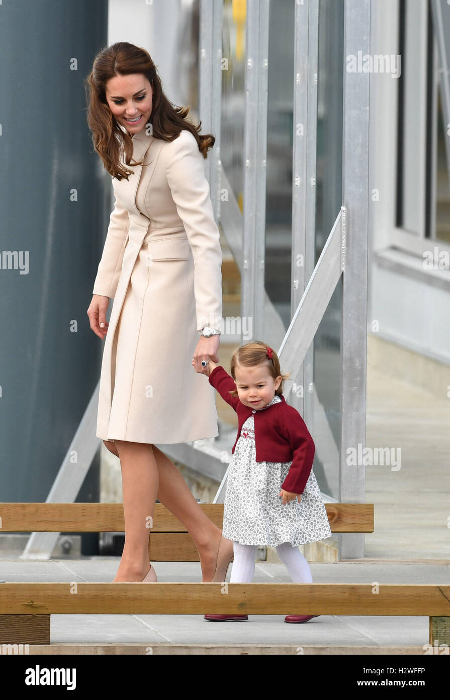 La Duchessa di Cambridge e la Principessa Charlotte assistere ad una cerimonia per la loro partenza al Victoria Harbour idrovolante terminale in Victoria durante il Royal Tour del Canada. Foto Stock