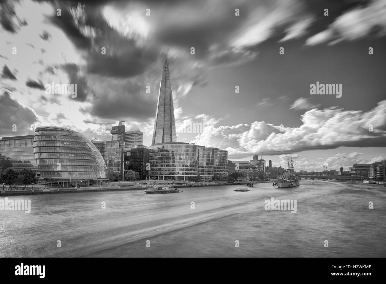 Vista del coccio con City Hall e HMS Belfast da Tower Bridge di Londra Foto Stock