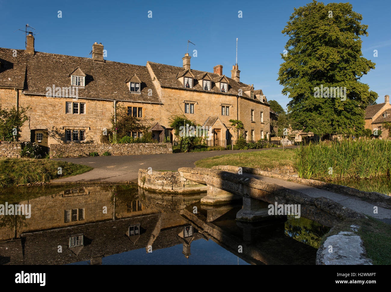 L'Occhio del fiume si snoda attraverso il bellissimo villaggio Costwold di macellazione inferiore un antico borgo situato a ovest di Bourton sul Foto Stock