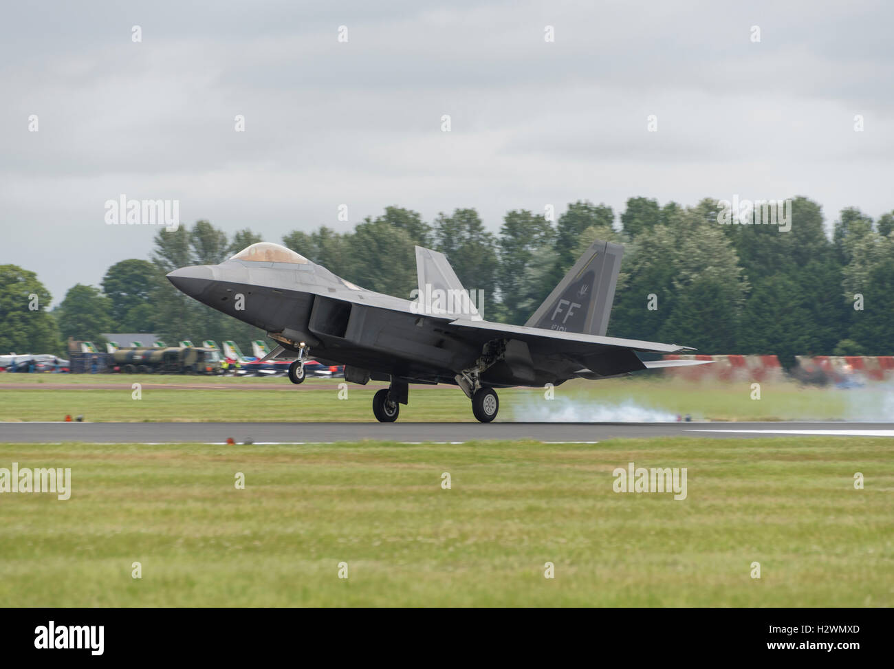 Un Lockheed Martin F-22 Raptor Stealth Fighter atterra sulla pista di RAF Fairford appena dopo la visualizzazione a 2016 Foto Stock