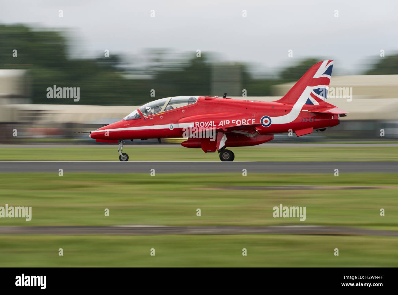 Un RAF frecce rosse militare display Aerobatic Team Hawk jet trainer terre dopo la visualizzazione al 2016 International Air Tattoo Foto Stock