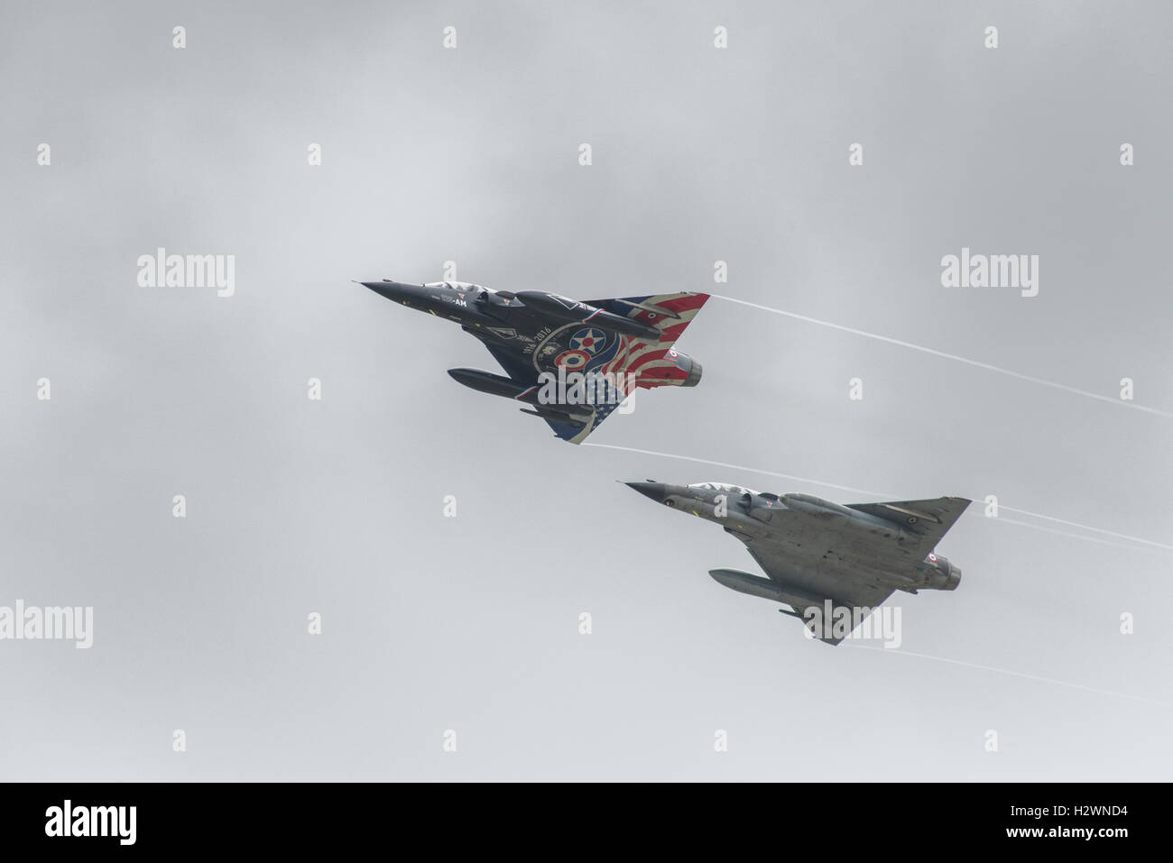 Due Dassault Mirage 2000N jet fighter compongono il Ramex display Delta team dal francese Armée de l'Air dimostrare al RIAT Foto Stock