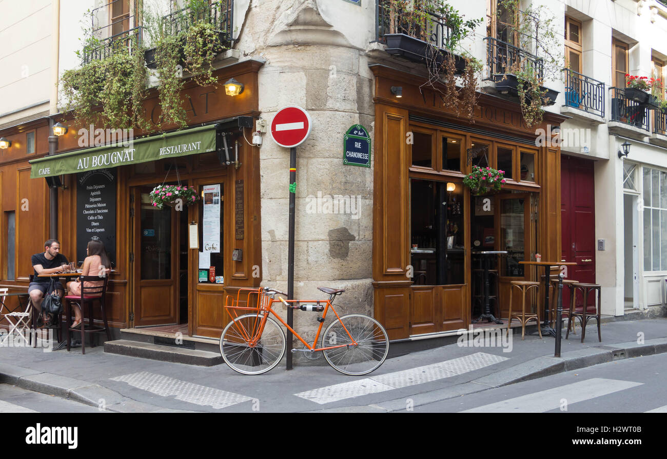 Parigi, France-September 10, 2016: il francese tradizionale cafe au Bougnat impostato in una rustica in stile bistro, che si trova vicino alla cattedrale di Notre Dame Foto Stock