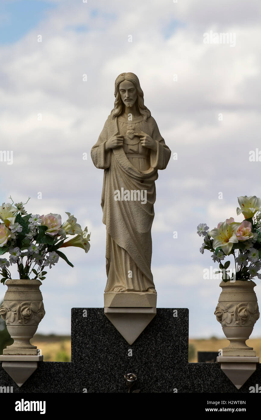 Dettaglio del cimitero con la scultura in pietra Foto Stock