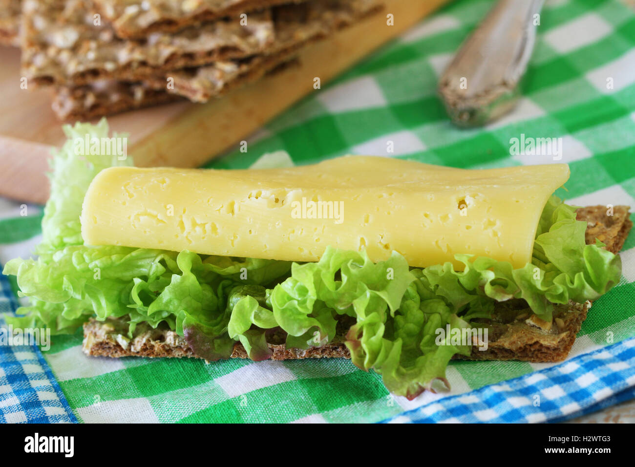 Pane fresco con la fetta di formaggio e lattuga Foto Stock