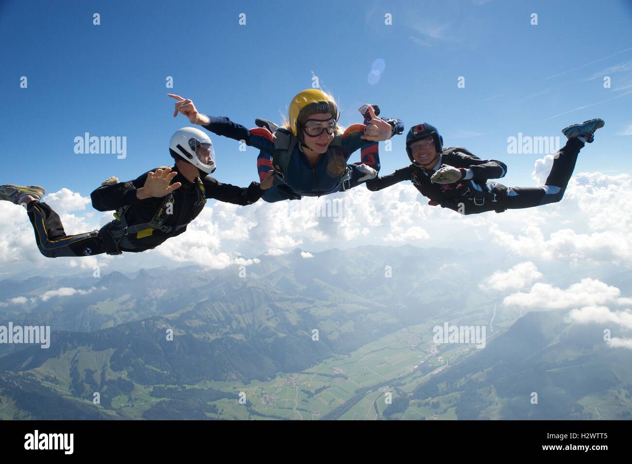 Donna sul suo primo salto in caduta libera con due istruttori Foto Stock Donna sul suo primo salto in caduta libera con due istruttori Foto Stock