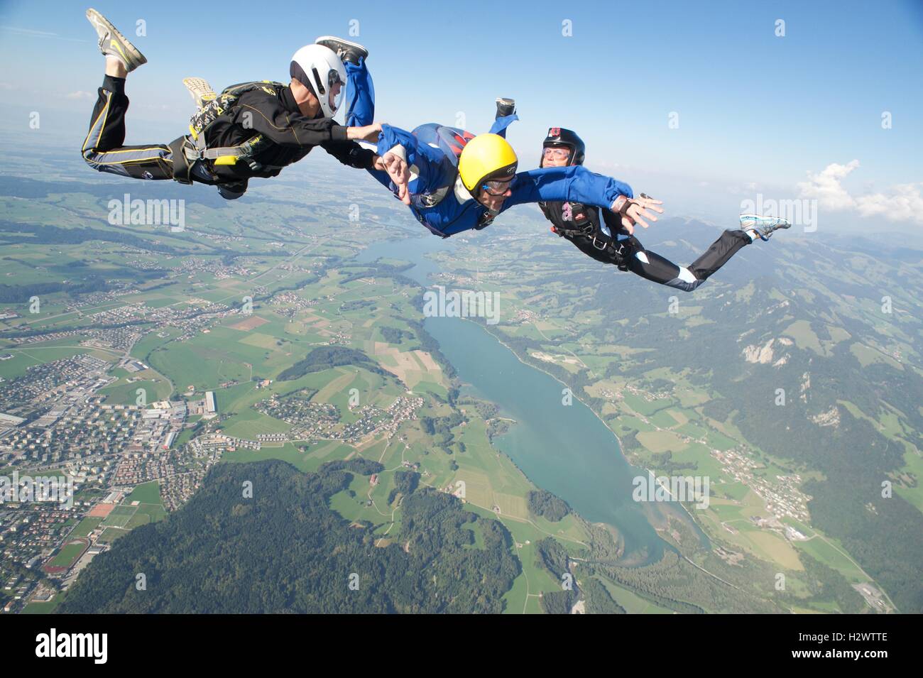 Primo salto studente su un salto con due istruttori Foto Stock Primo salto studente su un salto con due istruttori Foto Stock