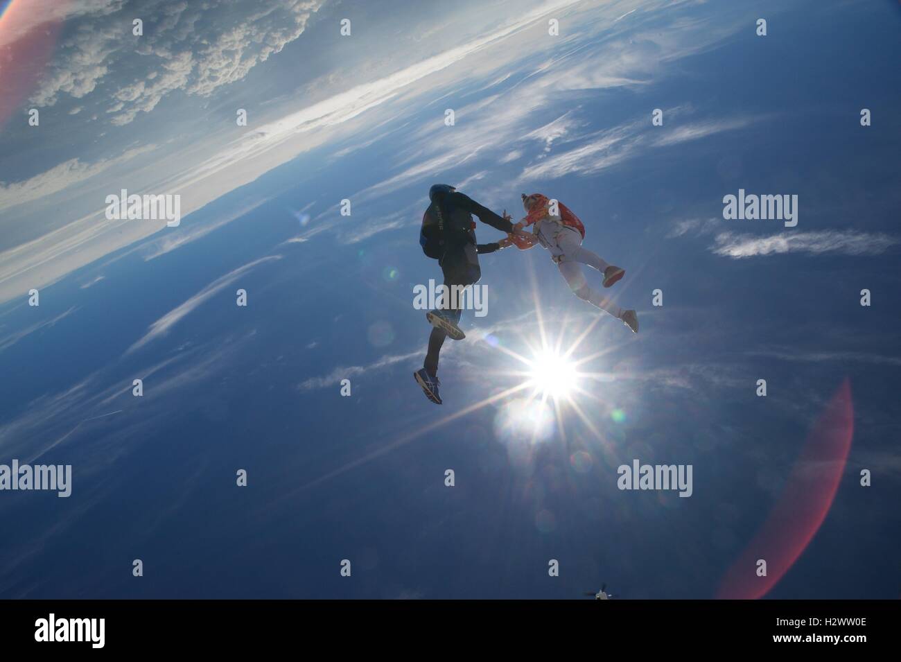 Due skydivers battenti a testa in giù Foto Stock Due skydivers battenti a testa in giù Foto Stock