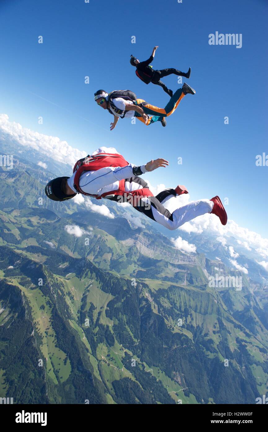 Tre skydivers tracking al di sopra di Gruyeres in Svizzera Foto Stock Tre skydivers tracking al di sopra di Gruyeres in Svizzera Foto Stock