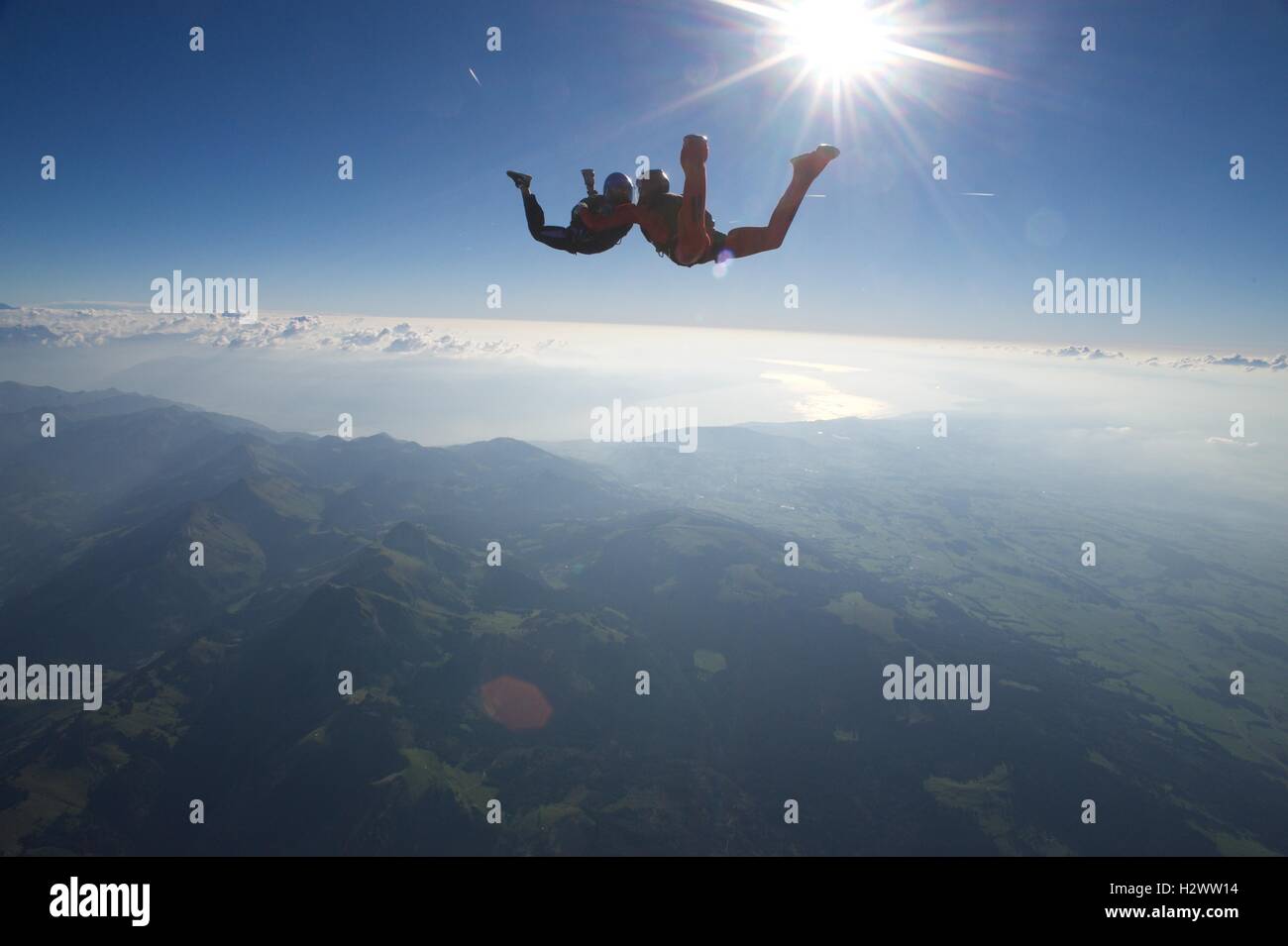 Due skydivers nel cielo sopra di Gruyeres con il lago di Ginevra in background Foto Stock Due skydivers nel cielo sopra di Gruyeres con il lago di Ginevra in background Foto Stock