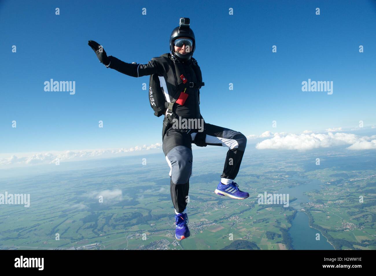 Una donna seduta in caduta libera posizione al di sopra di Gruyeres Foto Stock Una donna seduta in caduta libera posizione al di sopra di Gruyeres Foto Stock
