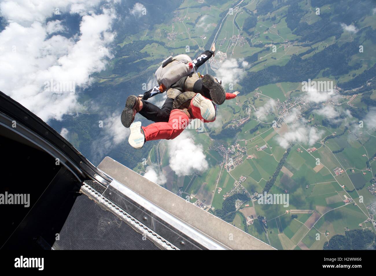 Master in tandem prende la donna per il suo primo salto in paracadute su Gruyeres in Svizzera. Foto Stock