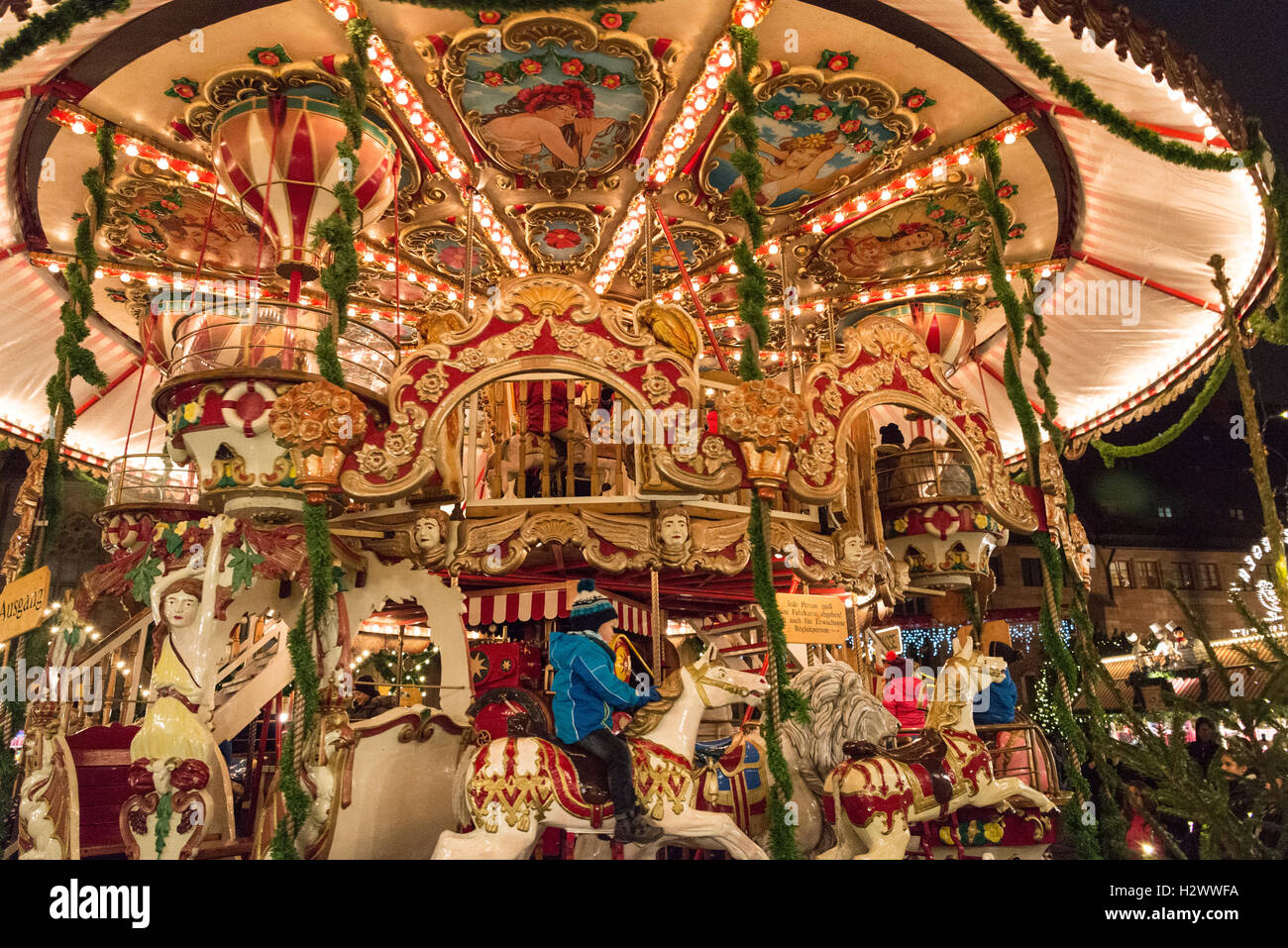 I bambini potranno fare un giro sulla più grande attrazione, il Merry-go-round al Kinderweihnacht, mercatino di Natale per bambini a Norimberga, Germania. Foto Stock