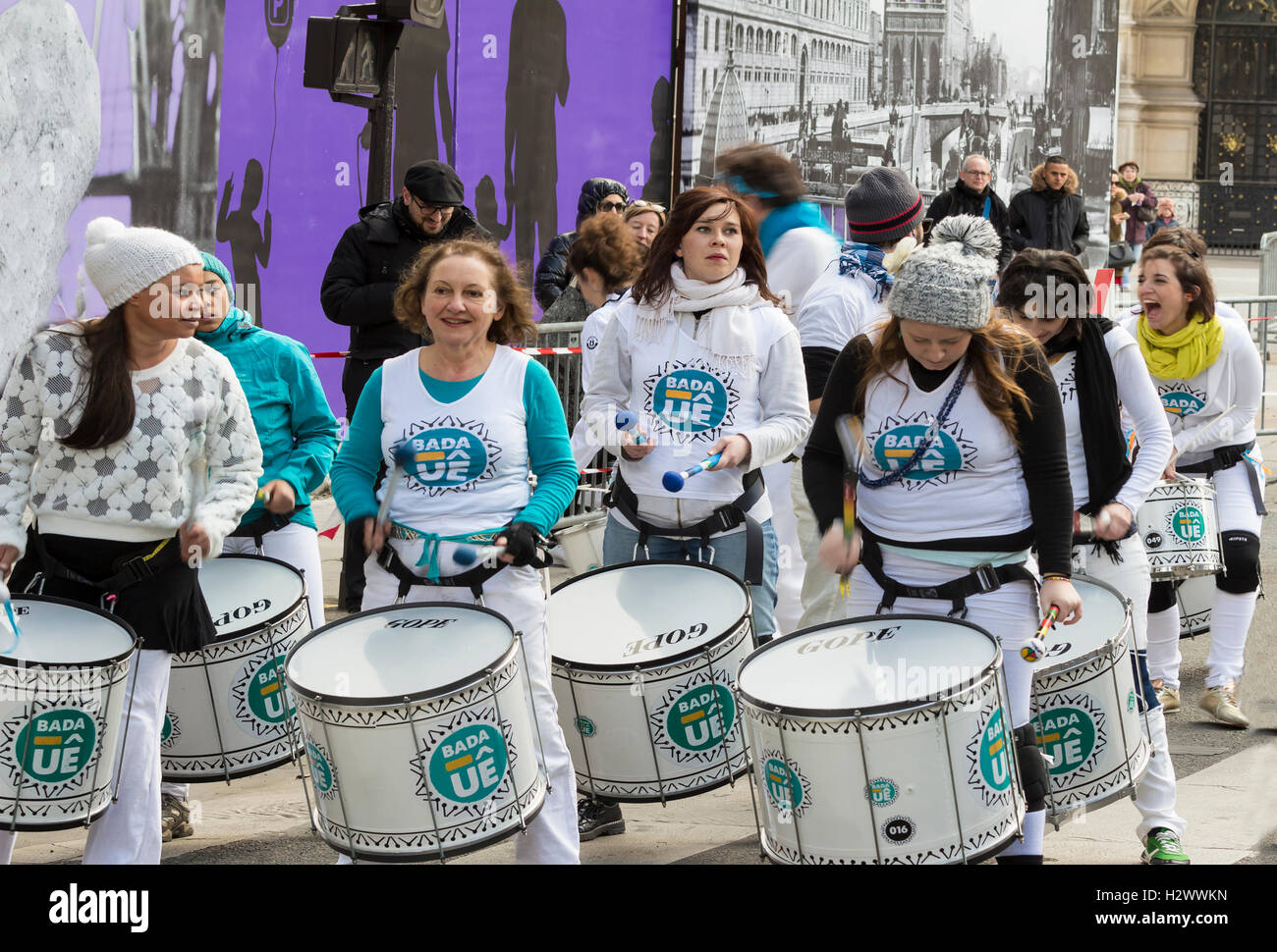 Parigi, France-March 03, 2016: Il gruppo di strada non identificato batteristi maratona di supporto a Parigi il Place Hotel de Ville Foto Stock