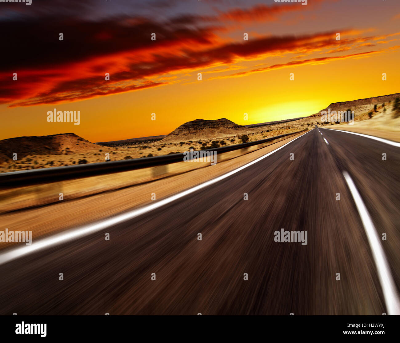 Strada nel deserto con la sfocatura del movimento Foto Stock