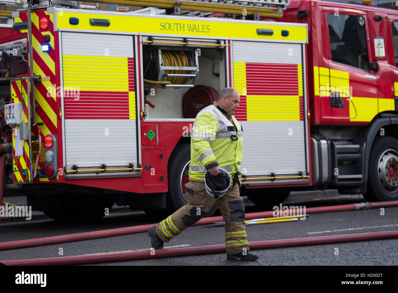 Un vigile del fuoco incident commander presso la scena di un incendio nella struttura Birchgrove, Cardiff. Foto Stock