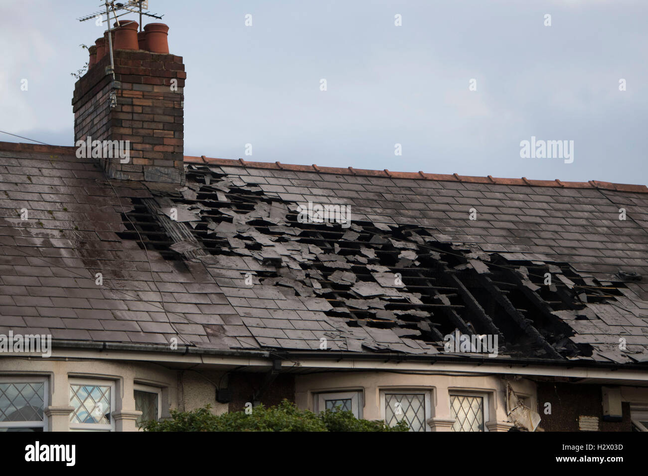 I danni di un incendio di una casa residenziale casa di proprietà a Cardiff, nel Galles. Foto Stock
