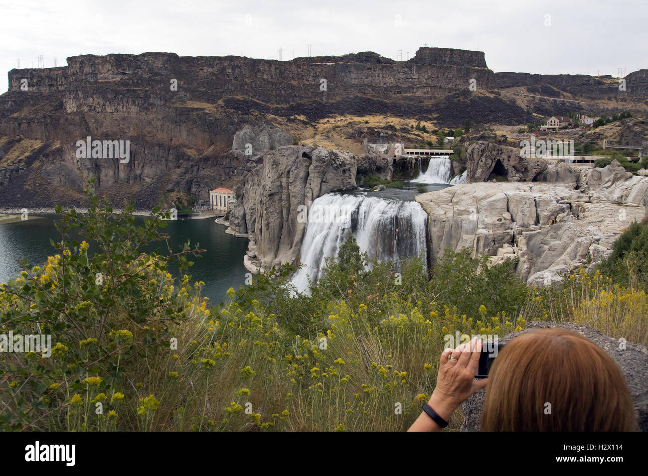 Shoshone Falls, Twin Falls, Idaho turisti fotografare delle cascate, il fiume e la diga. Foto Stock