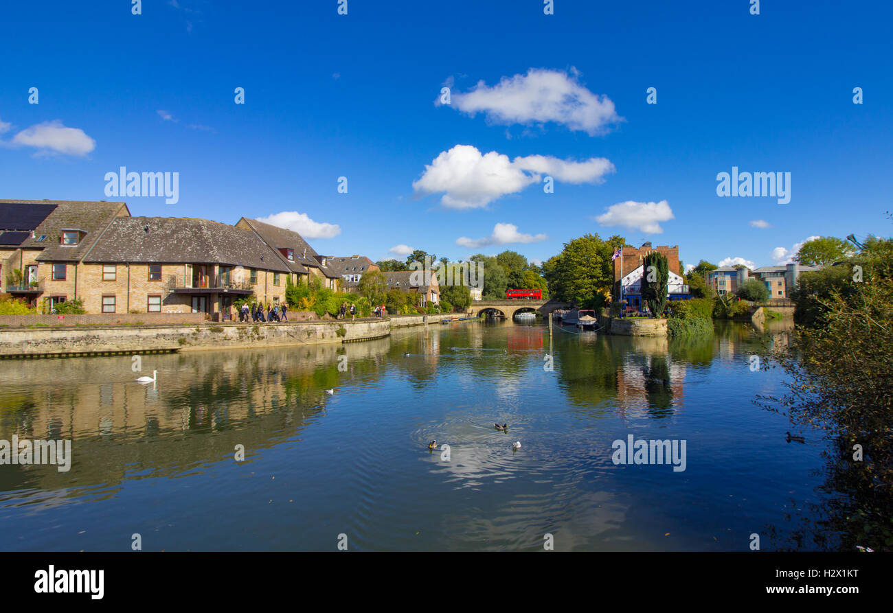 La stoltezza ponte illustrato dalle sponde del fiume Tamigi (Thames Path) in Oxford, Regno Unito Foto Stock