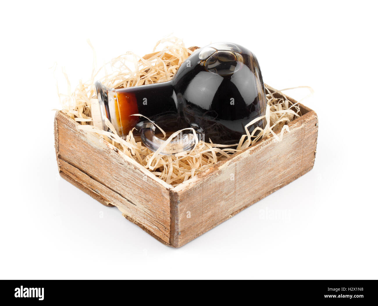 Bottiglie di vino o di sciroppo a base di erbe, in una scatola di legno, su bianco backg Foto Stock