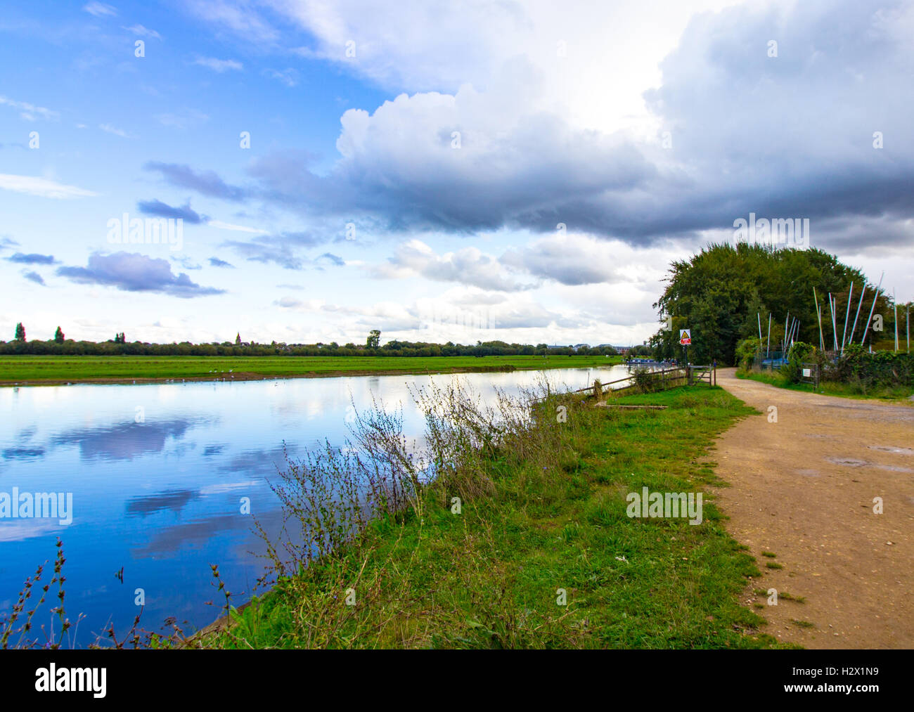 Prato Porta, Oxford raffigurato dalla sponda opposta attraverso il fiume Tamigi. Foto Stock