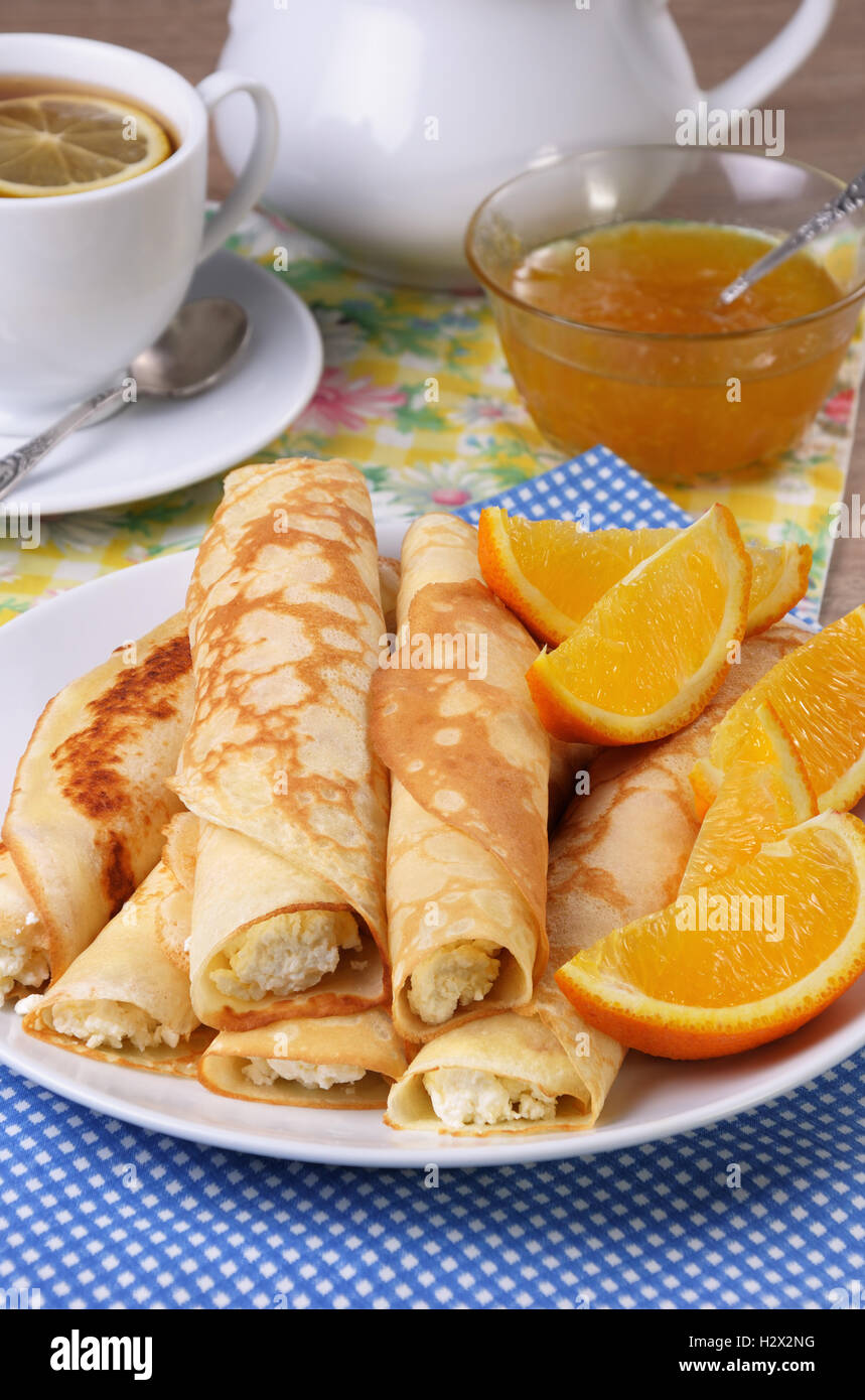 Frittelle ripiene di ricotta e delle arance per la prima colazione Foto Stock