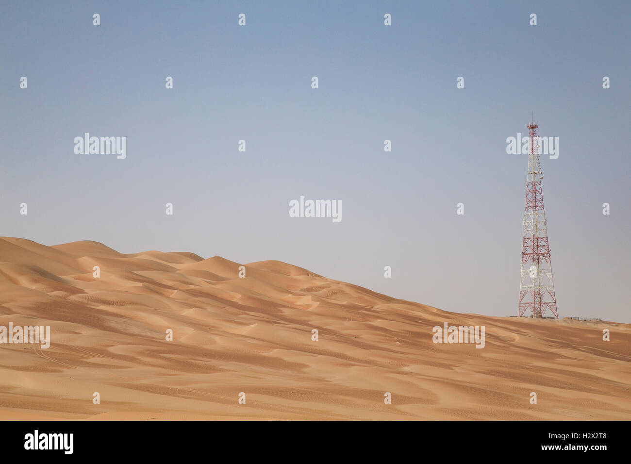 GPS torre telecom in una zona remota di un deserto Foto Stock