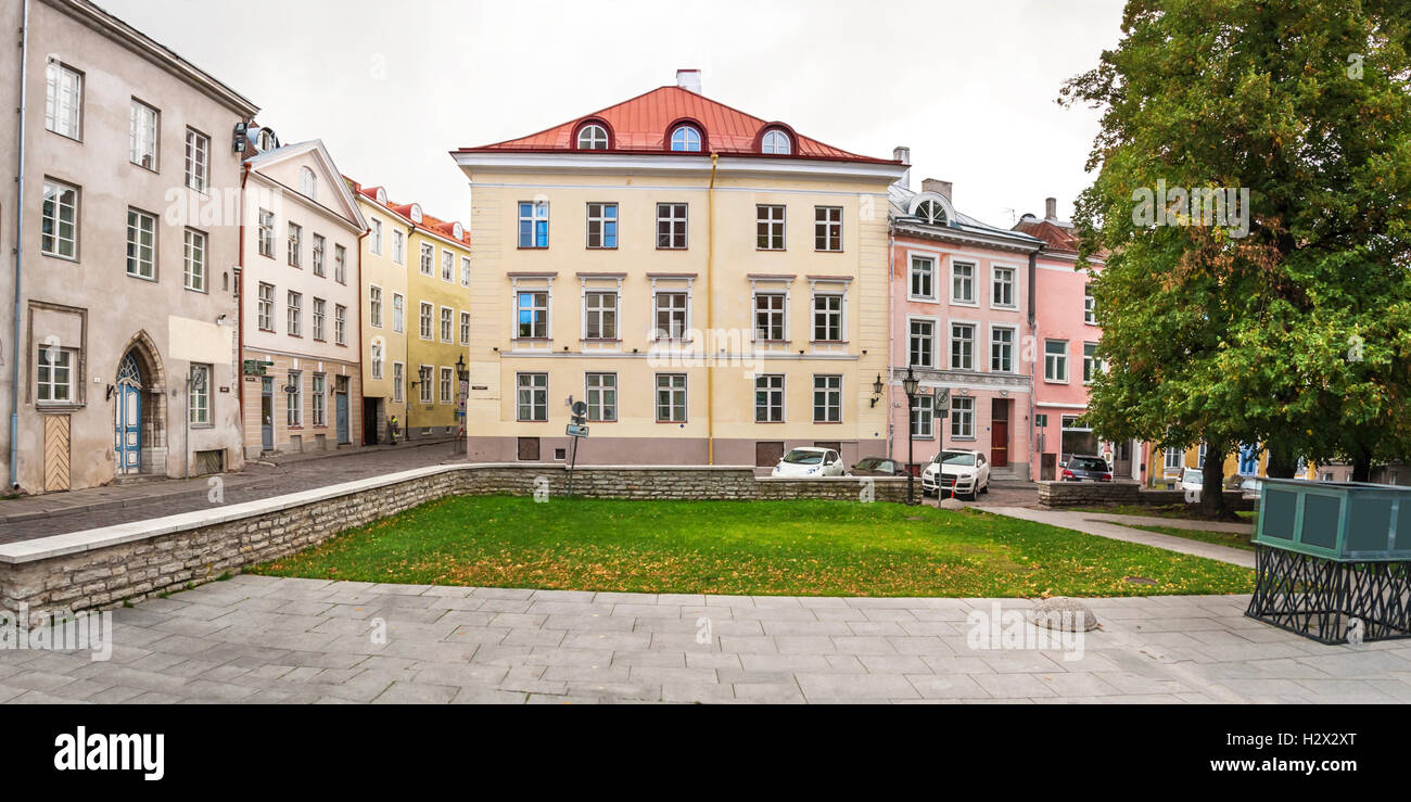 Random giallo edificio residenziale nella città vecchia di Tallinn, Estonia Foto Stock