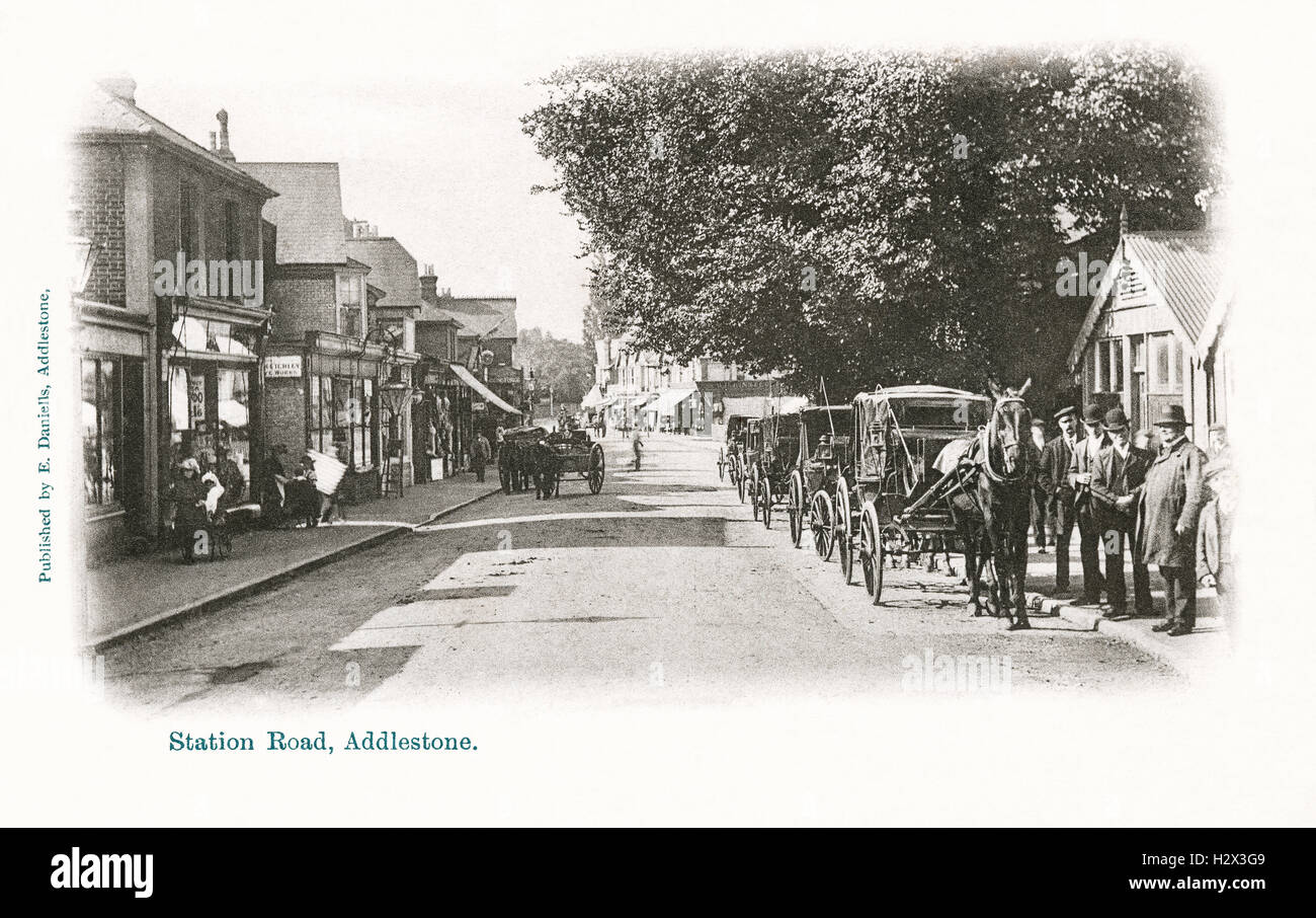Un bianco e nero Edwardian cartolina della stazione di strada nella città di Addlestone nel Surrey. Foto Stock