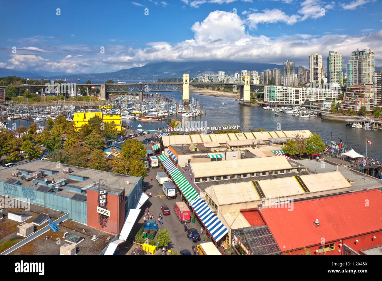 Granville Island marketplace & skyline di Vancouver, BC Canada. Foto Stock
