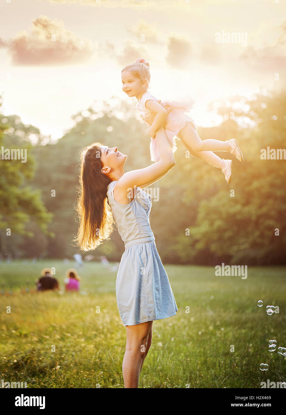 Piuttosto giovane madre giocando con sua figlia Foto Stock