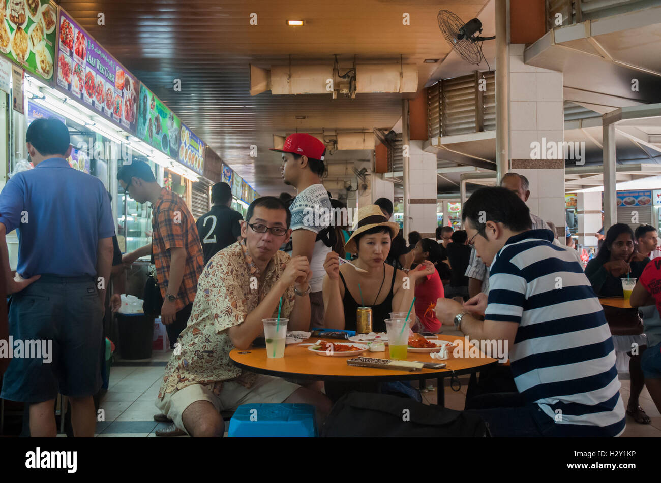 Diners in Tekka Market food court in Little India, Singapore Foto Stock