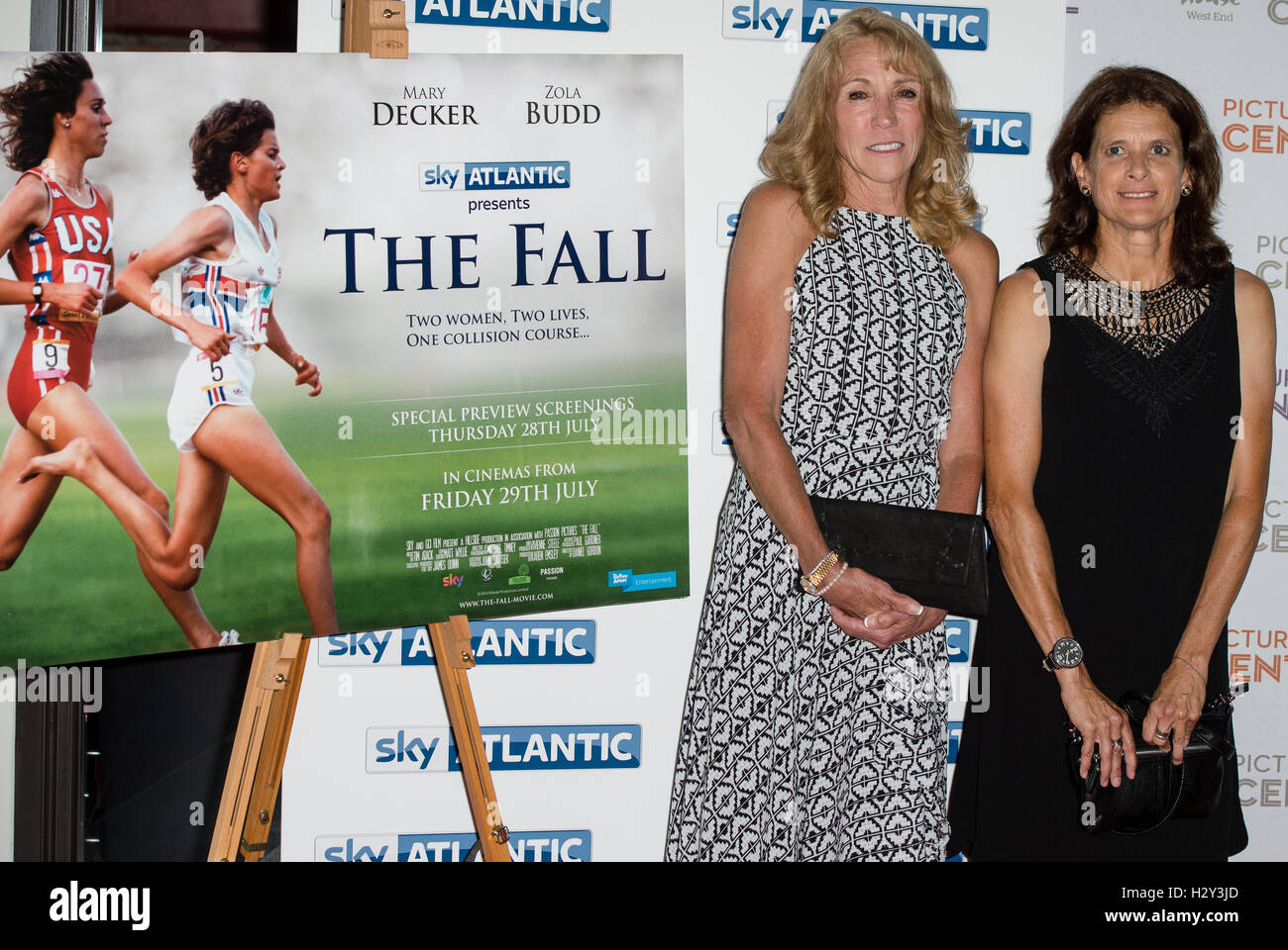 Guide olimpico Zola Budd e Maria Decker frequentare un photocall presso Picturehouse Cinema Centrale Londra avanti la premiere della caduta che è messo in onda su Sky Atlantic venerdì 29 luglio a 9pm. Dotato di: Maria Decker, Zola Budd dove: Londra, Regno Unito Wh Foto Stock