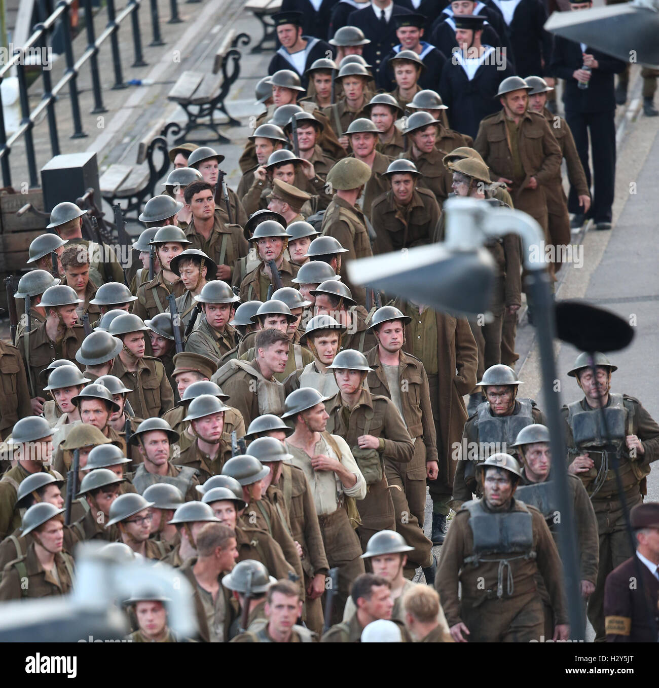 Christopher Nolan continua a film il filmato di Dunkerque a Weymouth Harbour. Dotato di: atmosfera dove: Weymouth, Regno Unito quando: 28 Lug 2016 Foto Stock