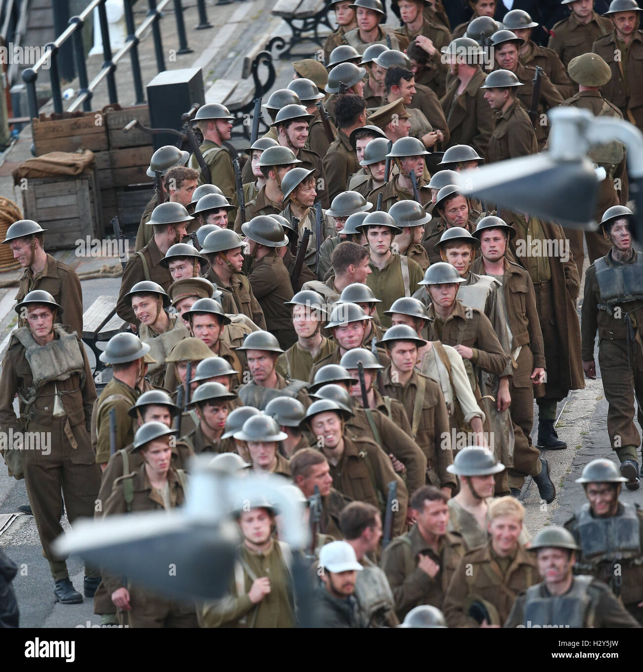 Christopher Nolan continua a film il filmato di Dunkerque a Weymouth Harbour. Dotato di: atmosfera dove: Weymouth, Regno Unito quando: 28 Lug 2016 Foto Stock