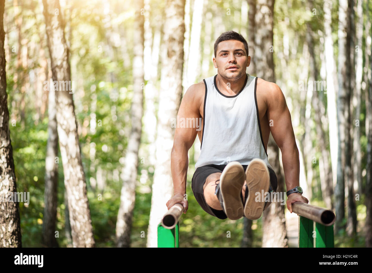 Fiducioso uomo forte sviluppando il suo corpo Foto Stock