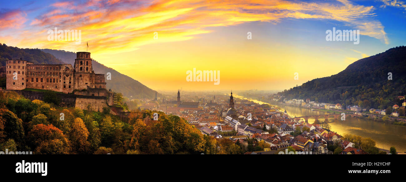 Heidelberg, Germania, antenna vista panoramica al tramonto, con tramonto colorato sky, il castello, il fiume Neckar e il Ponte Vecchio Foto Stock
