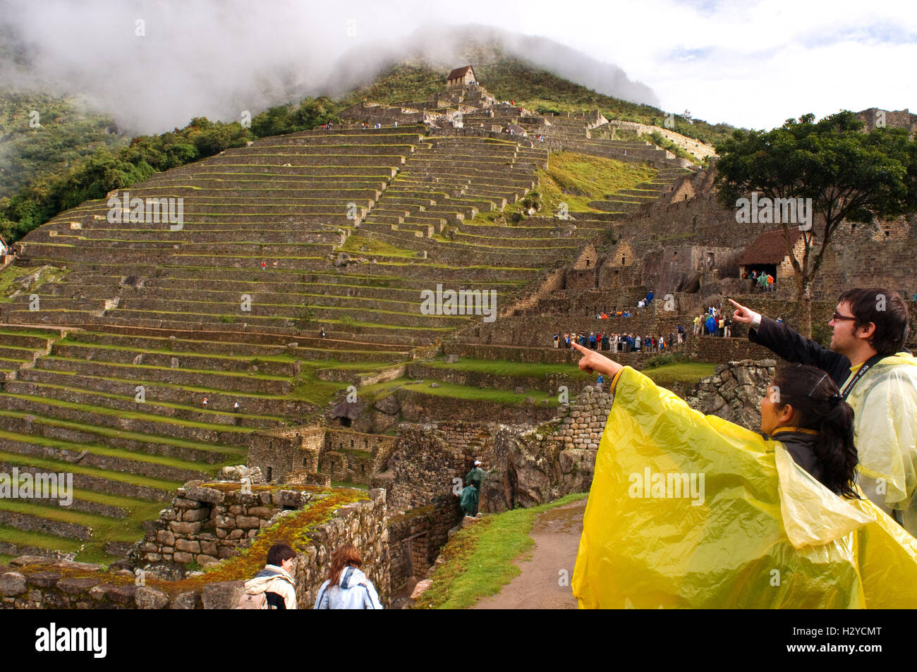 I turisti all'interno del complesso archeologico di Machu Picchu. Machu Picchu è una città situata in alto nella catena delle Ande in moderno Foto Stock