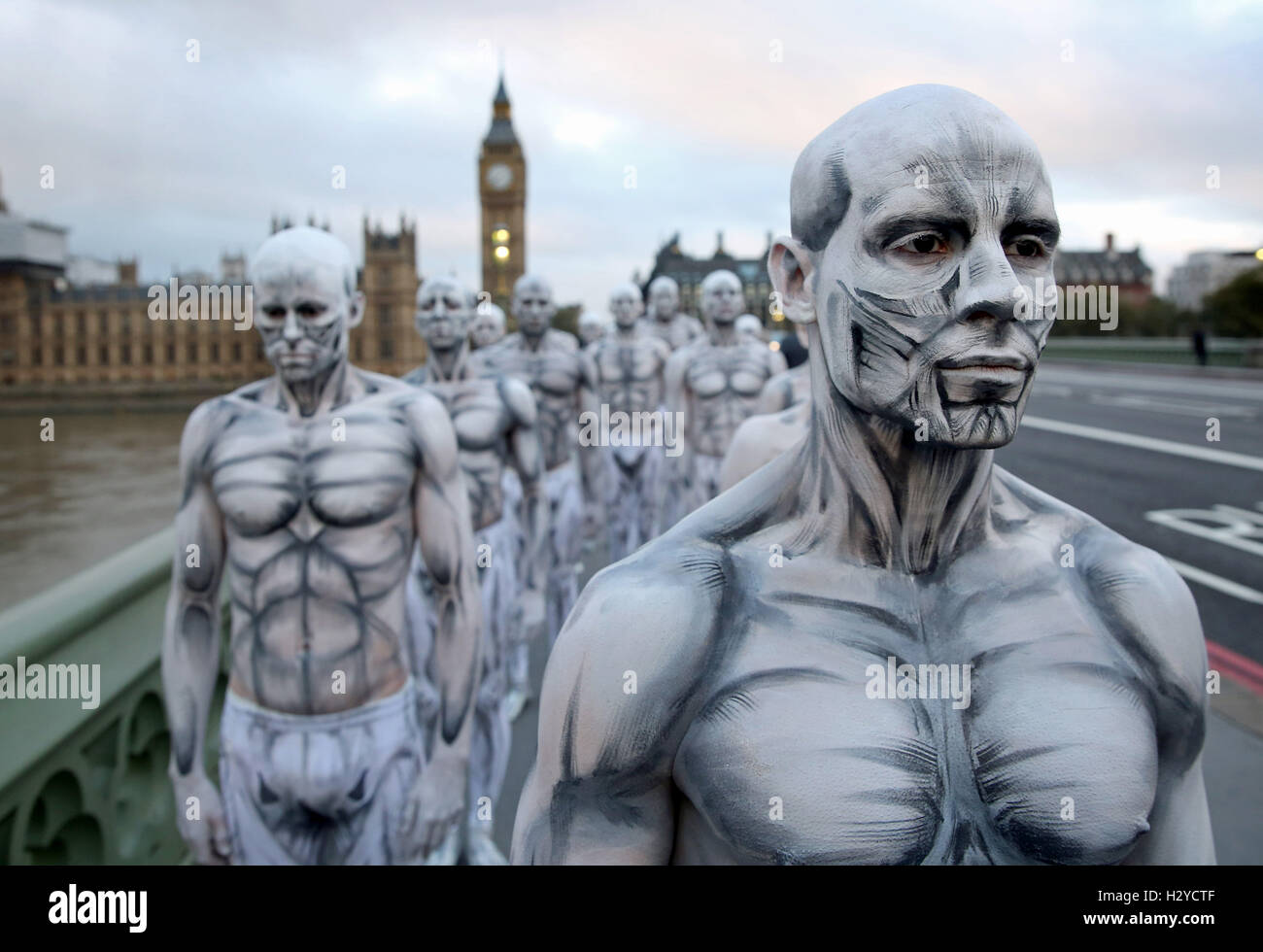 Venti modelli che sono stati trasformati in robot "umanoidi" posano sul Westminster Bridge di Londra per lanciare il nuovo dramma televisivo Sky Atlantic Westworld, che inizia martedì 4 ottobre alle 21 su Sky Atlantic e ORA in TV. Foto Stock