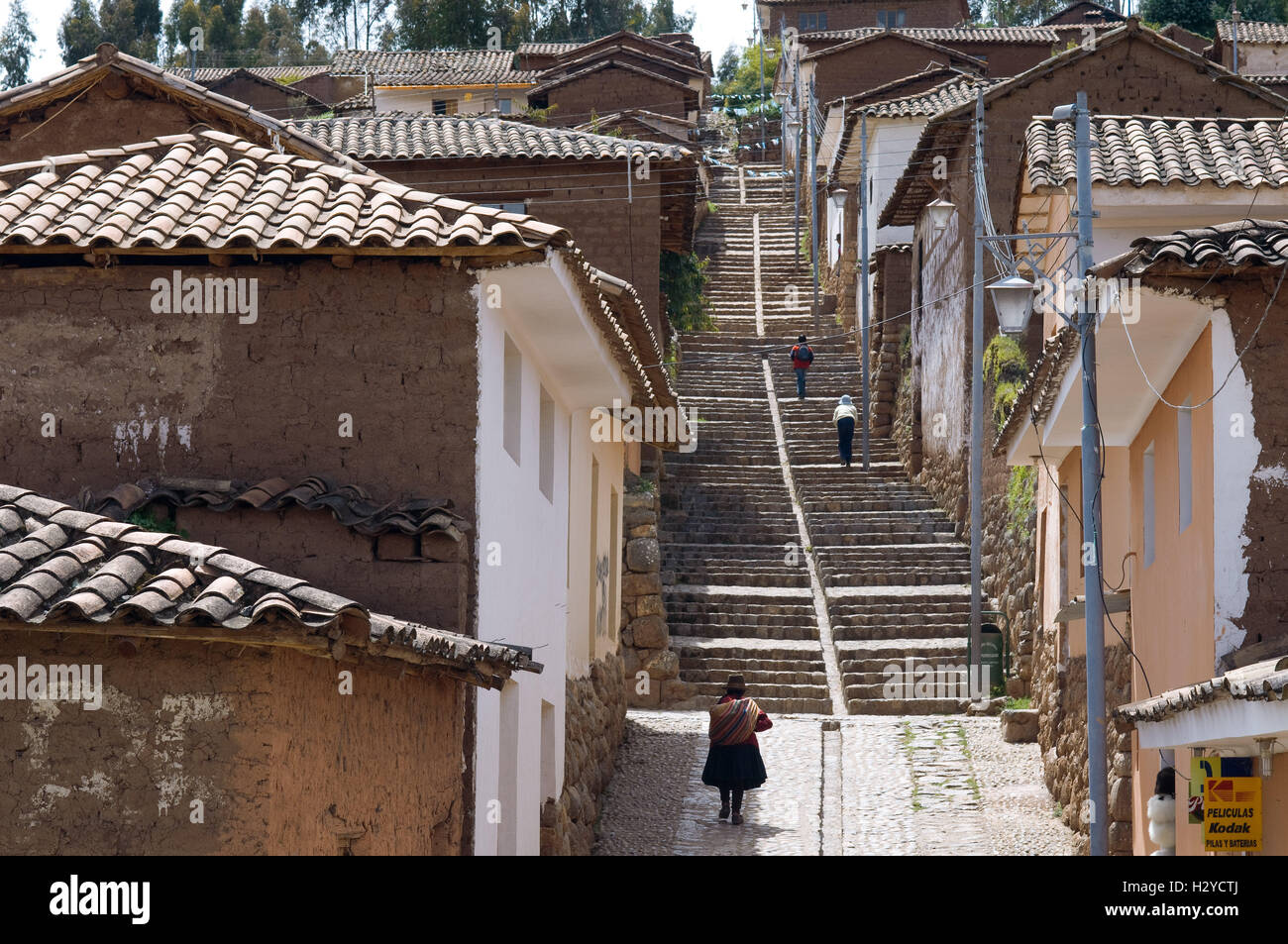 Strade ripide nel piccolo villaggio di Chinchero nella Valle Sacra nei pressi di Cuzco. Chinchero è un piccolo andina villaggio indiano loca Foto Stock