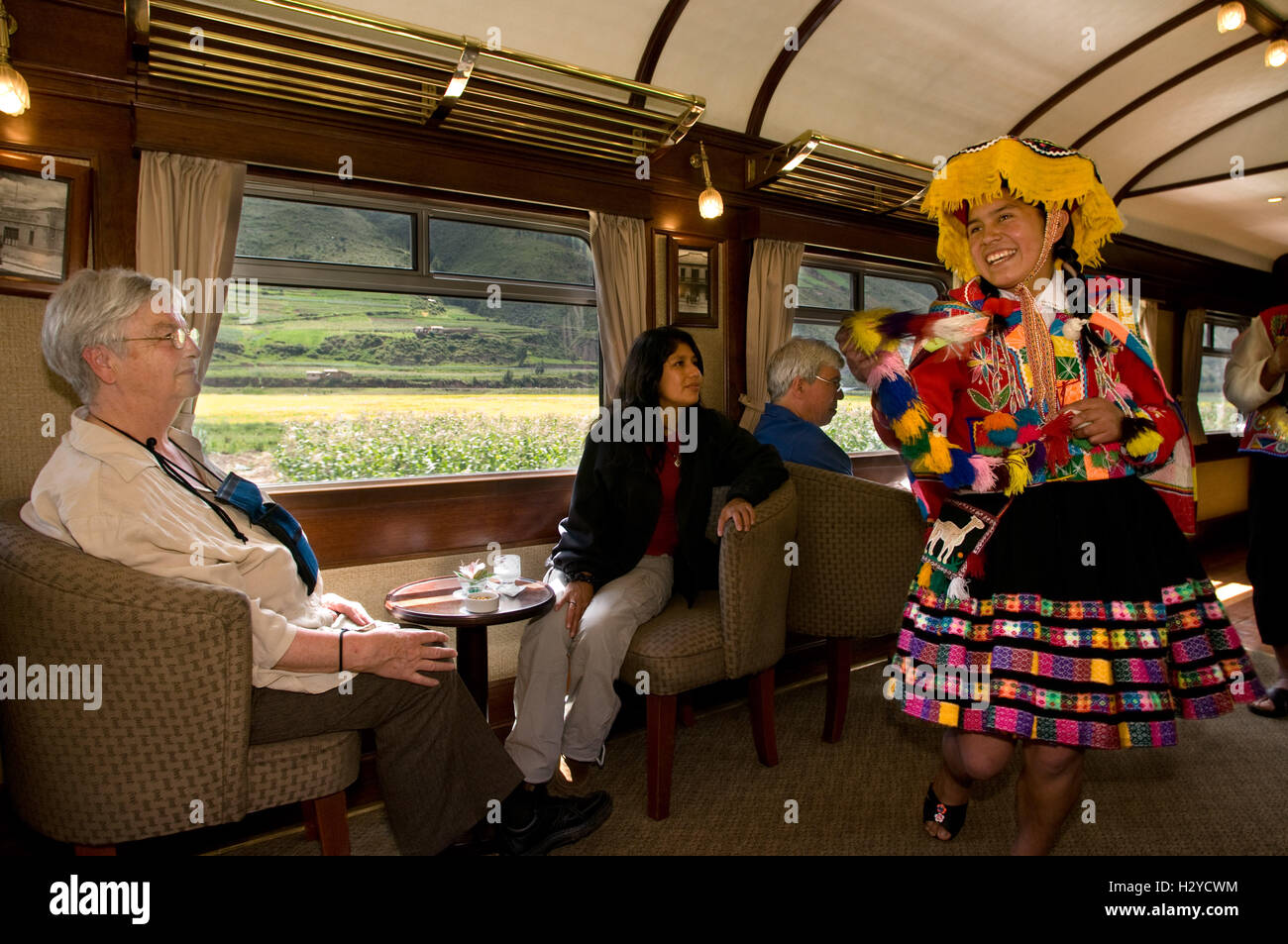 Andean Explorer, lusso in treno da Cusco a Puno. Il treno all'interno. Musicisti e ballerini in costumi tradizionali ride su abbellire t Foto Stock