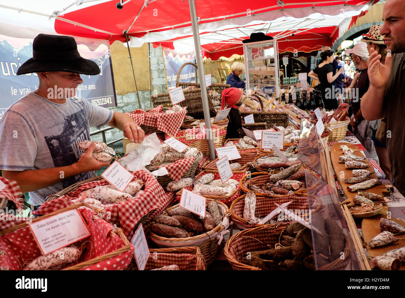 Stand con vendita di salsiccia nel mercato in Annecy città vecchia, Haute-Savoie reparto, regione Rhone-Alpes, Francia Foto Stock