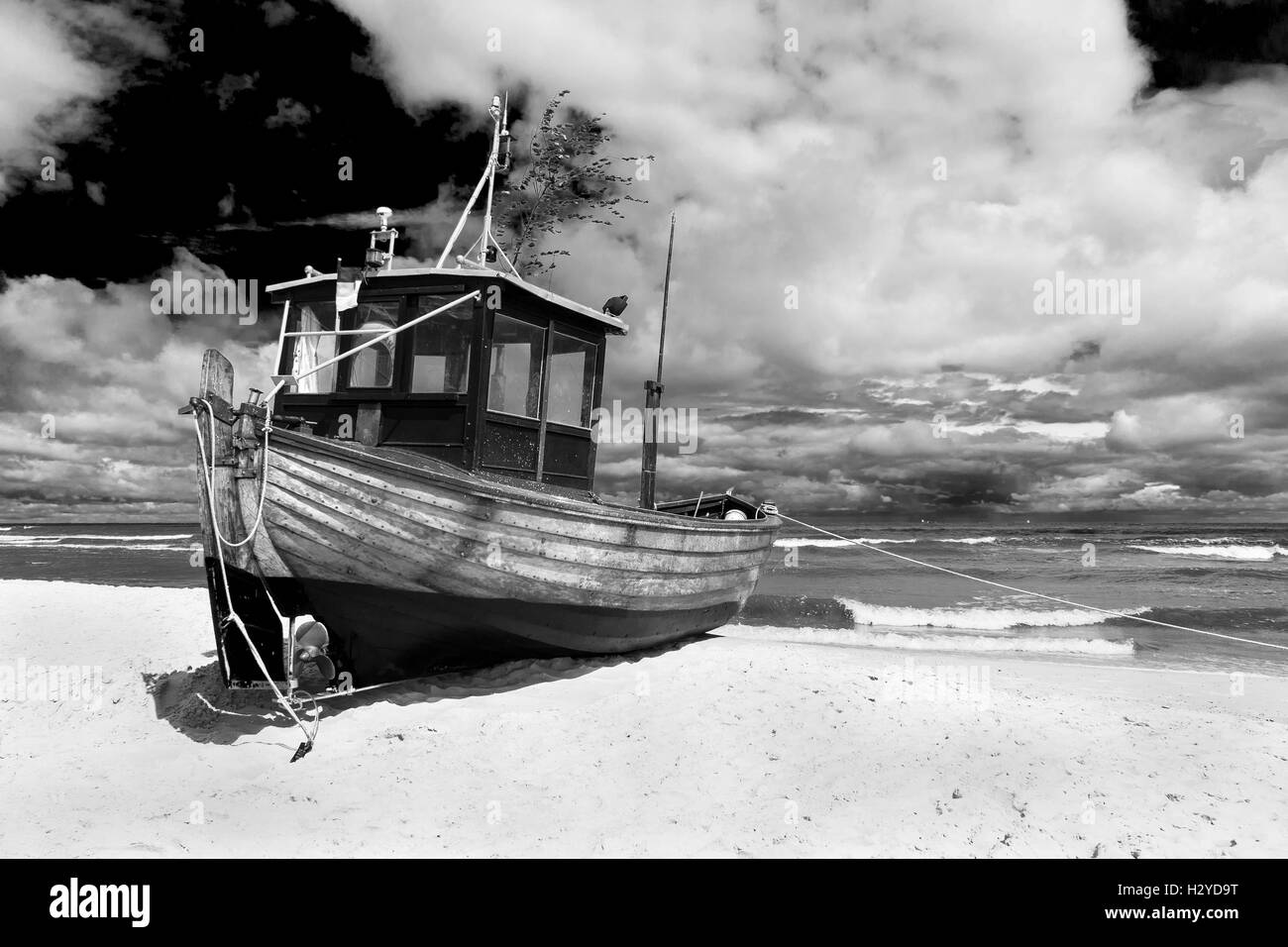 Una barca da pesca sulla riva del Mar Baltico in Ahlbeck, Germania Foto Stock