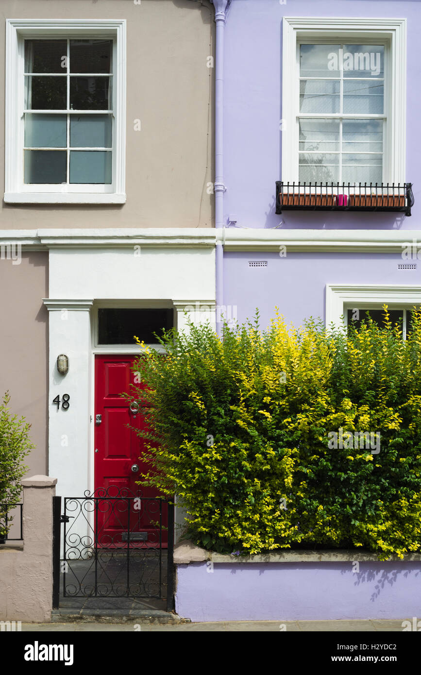 Facciate colorate di case viola e marrone con una porta rossa a Portobello Road in Notting Hill in estate, Londra, Regno Unito Foto Stock