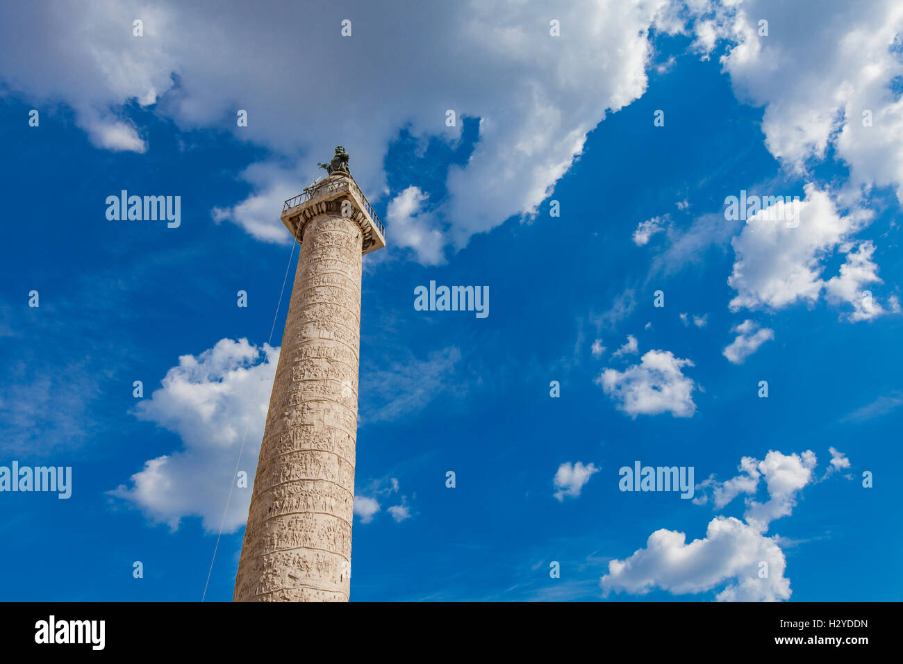 Colonna di Traiano è un romano colonna trionfale che commemora Romano Imperatore Traiano la vittoria nelle guerre dei Daci Foto Stock
