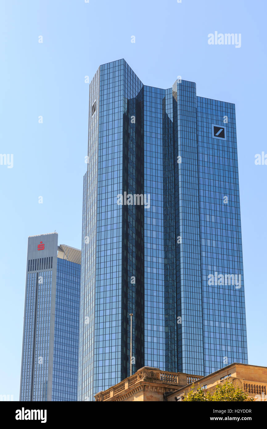 Deutsche Bank Headquarters con la Sparkasse Bank building in background, il quartiere finanziario di Francoforte, Germania Foto Stock