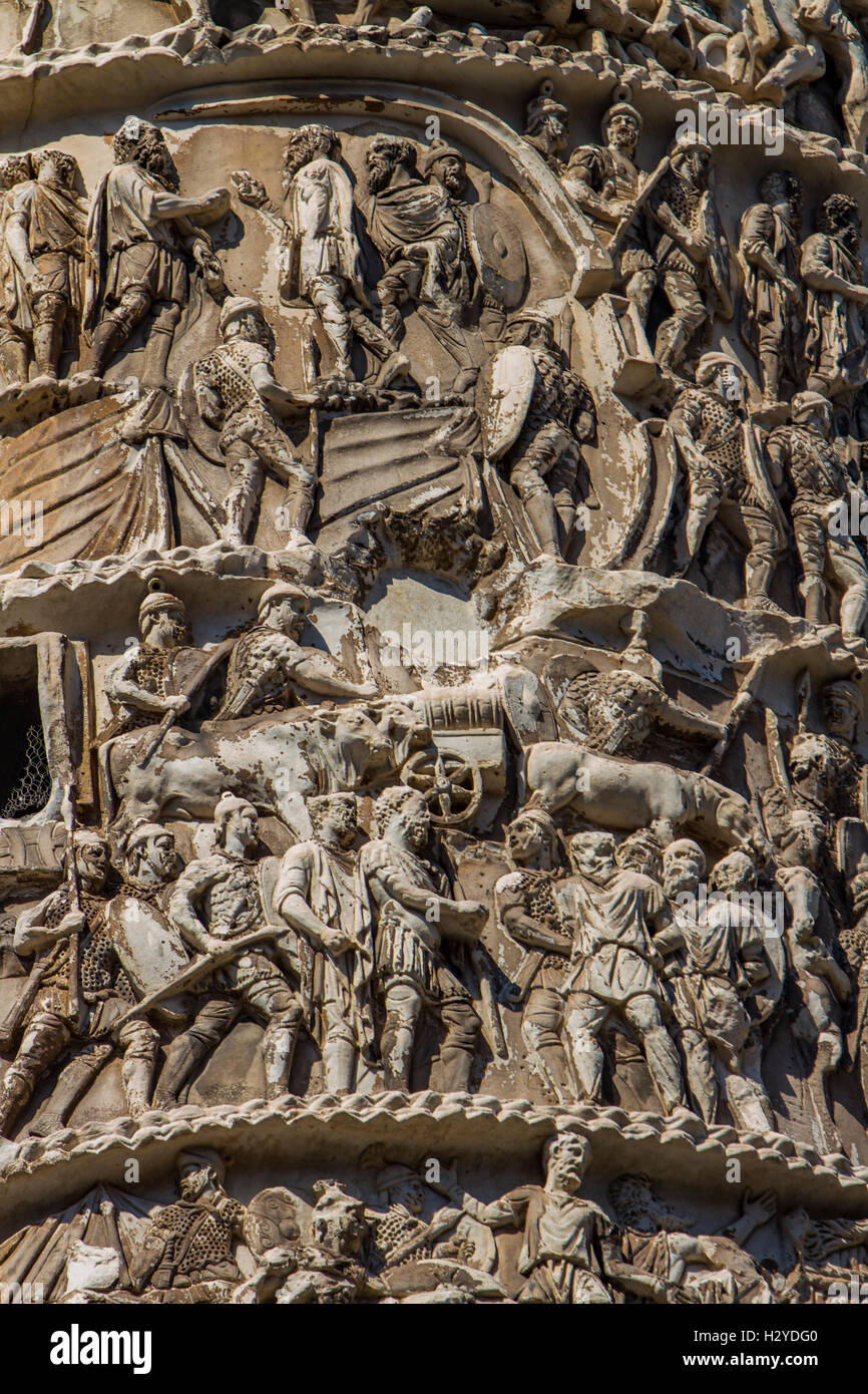 Dettagli architettonici del Marco Aurelio colonna in Piazza Colonna a Roma, Italia Foto Stock