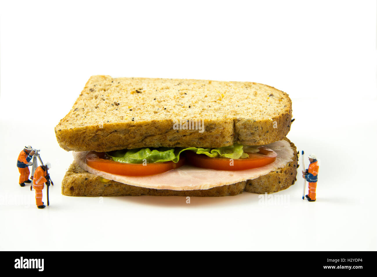 Immagine divertente di un sandwich made a guardare più grande è per aggiunta di figure del modello Foto Stock