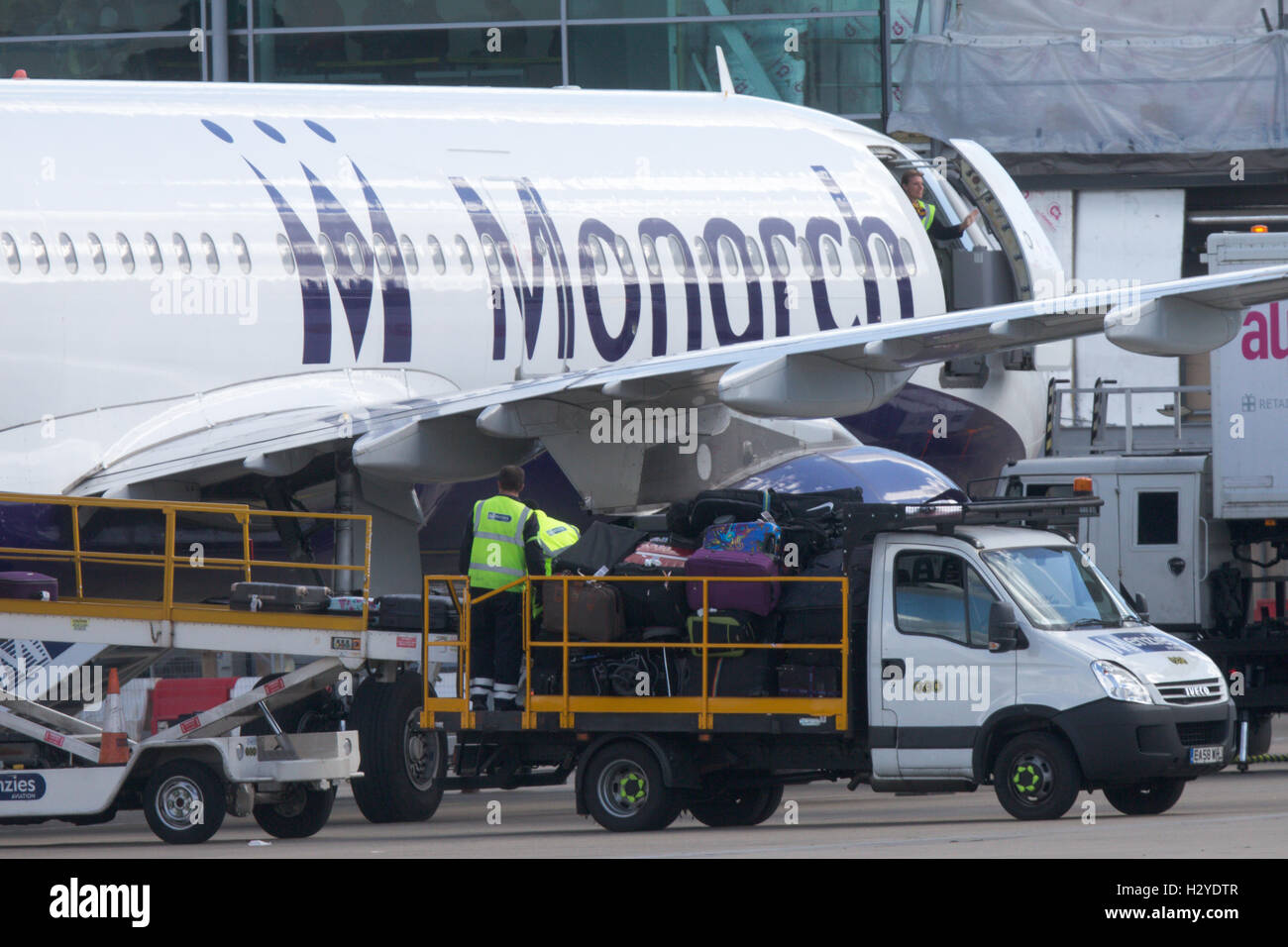 La Monarch Airlines piano a Luton Airport nel pomeriggio di venerdì 30 settembre Foto Stock