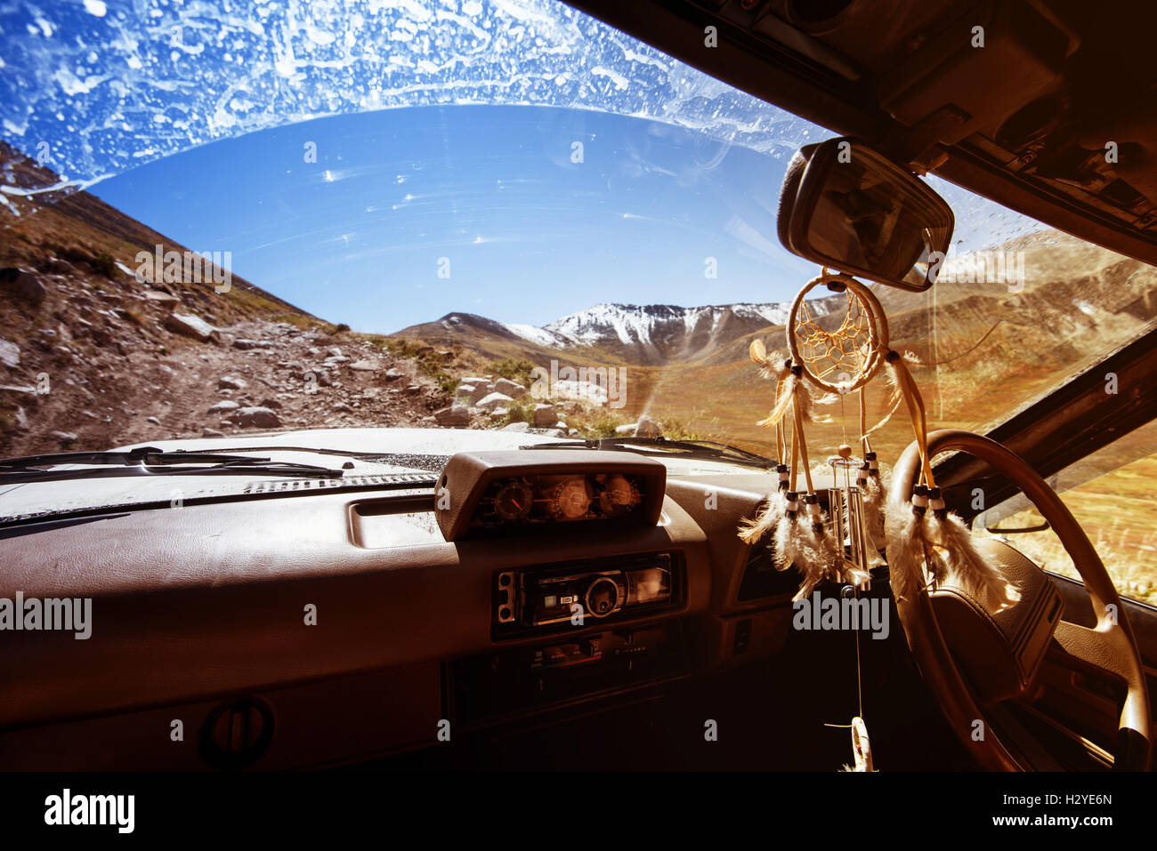 Auto SUV sulle montagne sullo sfondo la visualizzazione della finestra Foto Stock